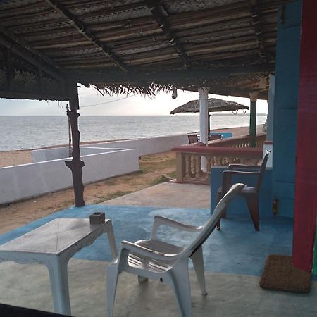 Happy Beach Cabana 함반토타 외부 사진