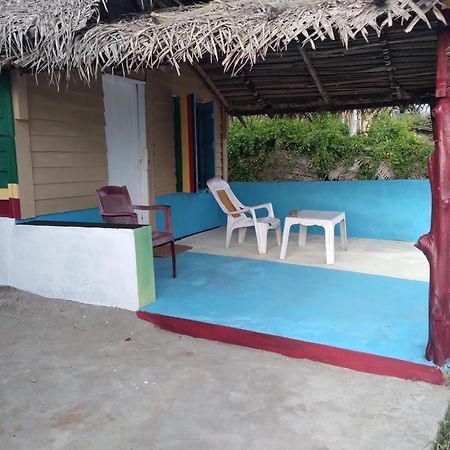 Happy Beach Cabana 함반토타 외부 사진