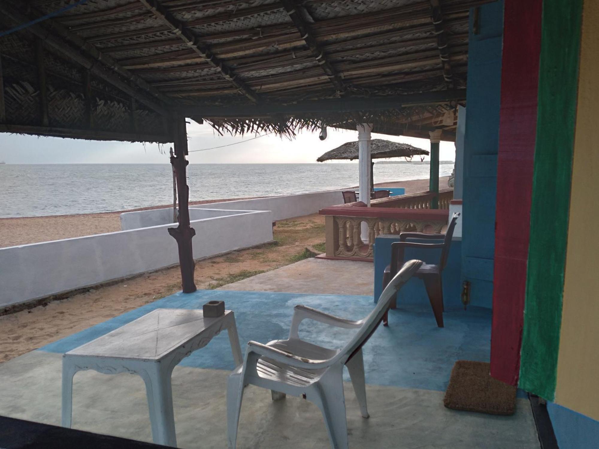 Happy Beach Cabana 함반토타 외부 사진