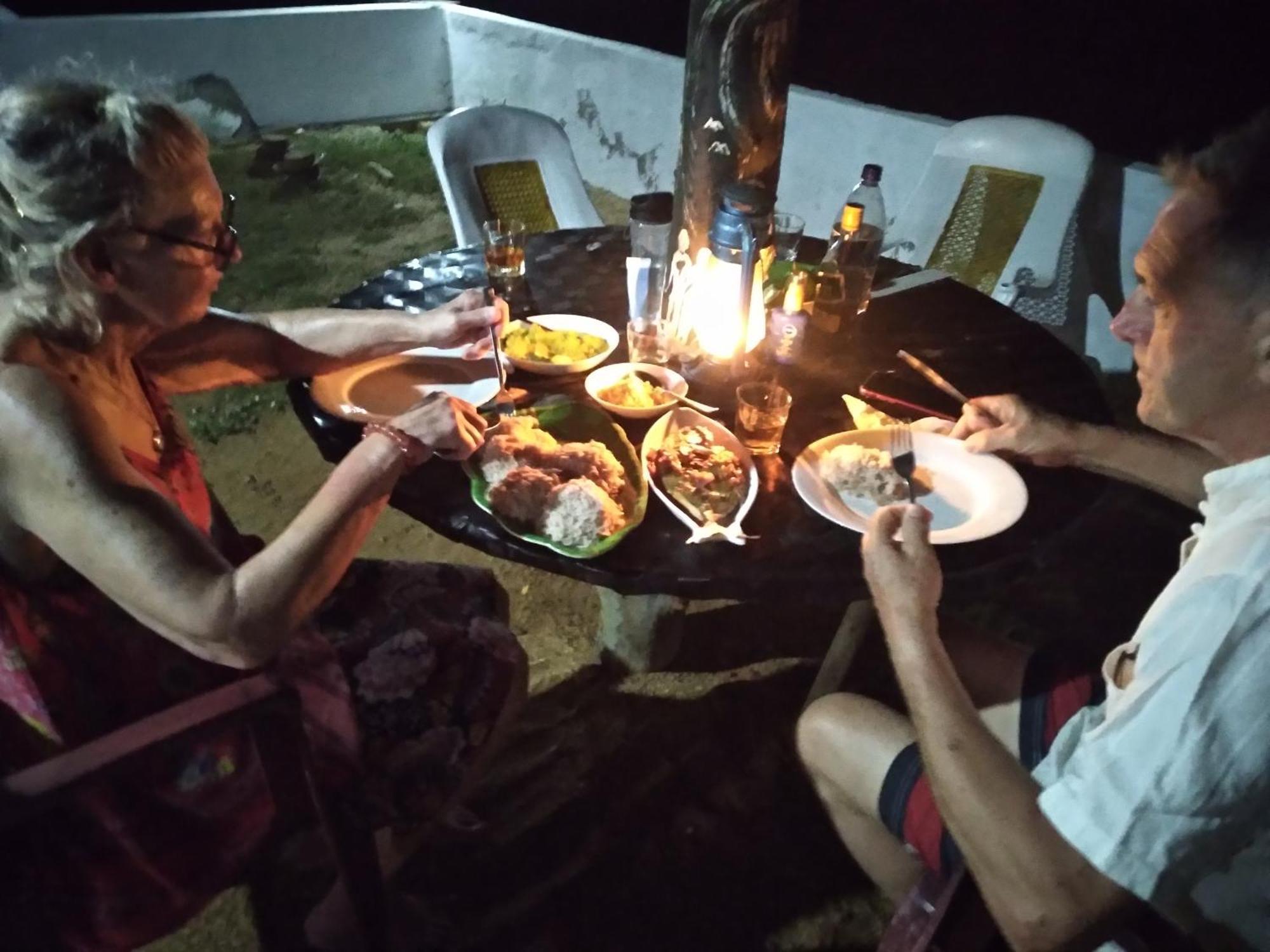 Happy Beach Cabana 함반토타 외부 사진