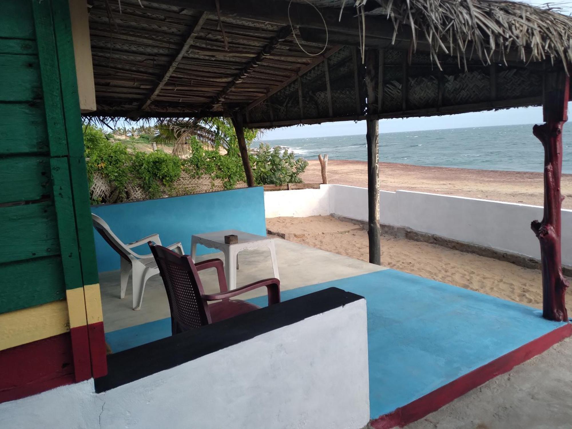 Happy Beach Cabana 함반토타 외부 사진