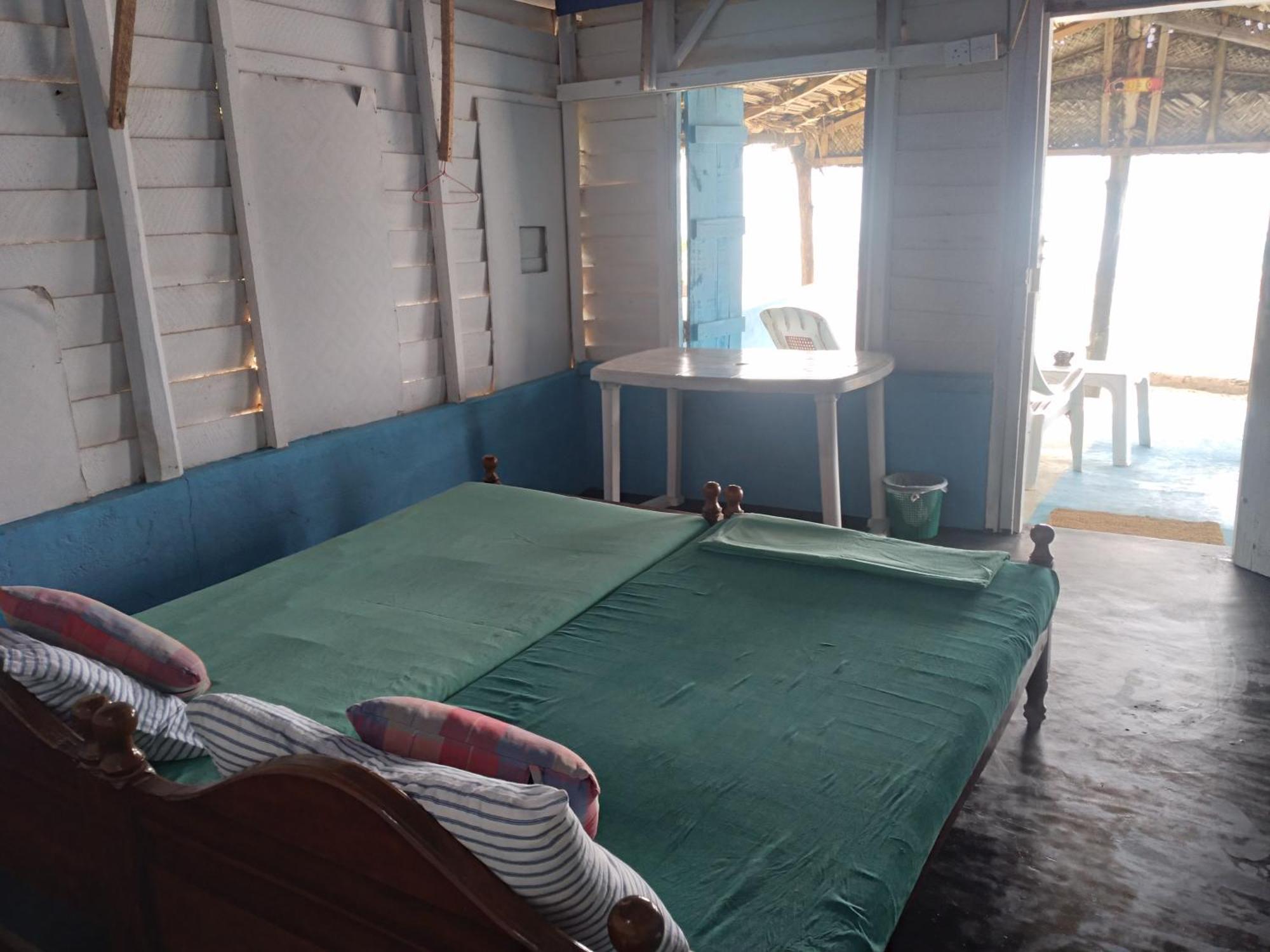 Happy Beach Cabana 함반토타 외부 사진