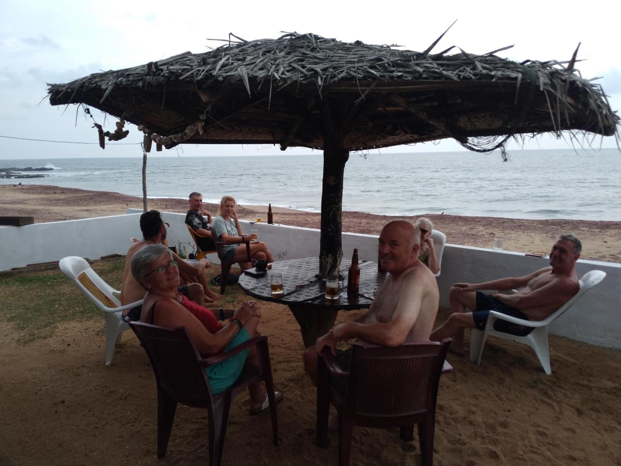 Happy Beach Cabana 함반토타 외부 사진