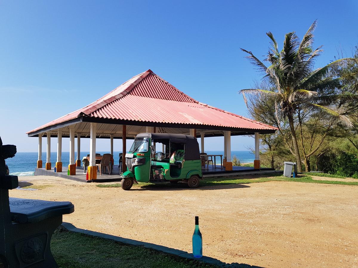 Happy Beach Cabana 함반토타 외부 사진