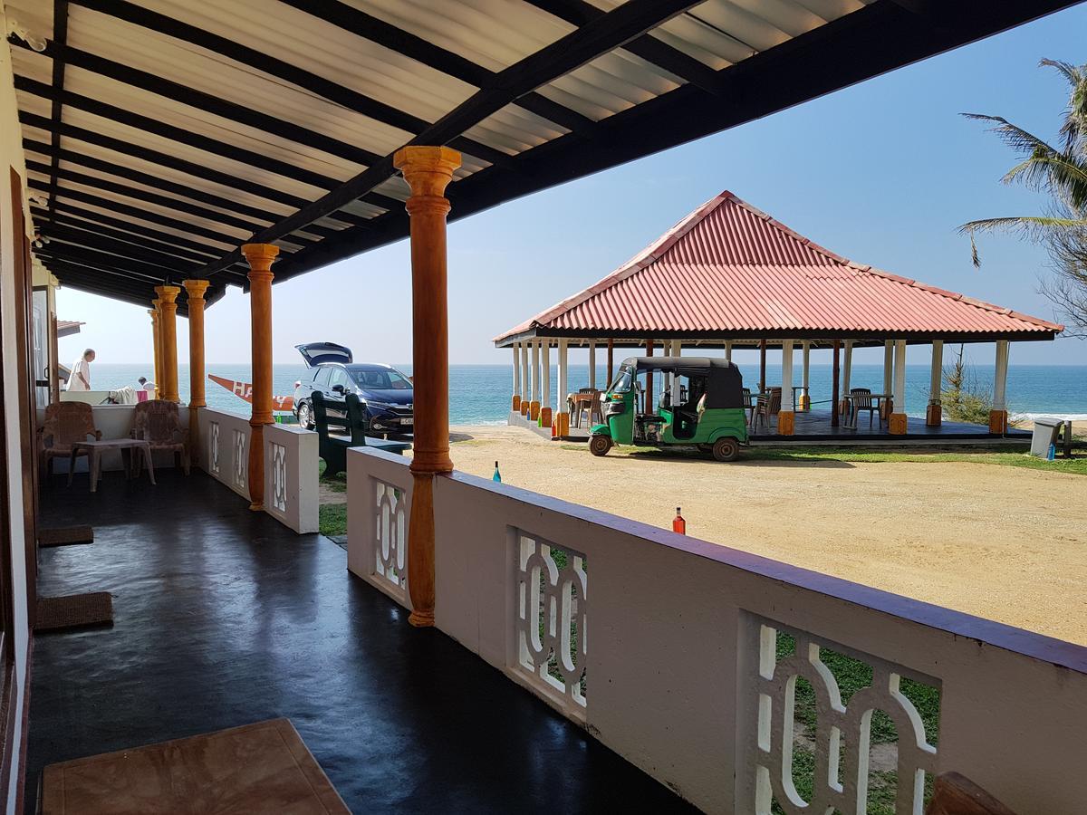 Happy Beach Cabana 함반토타 외부 사진