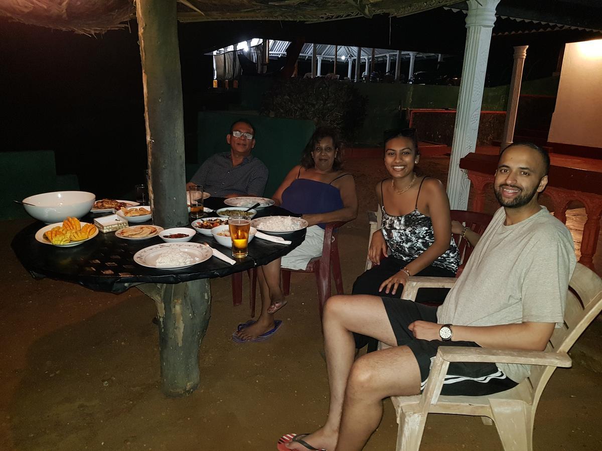 Happy Beach Cabana 함반토타 외부 사진